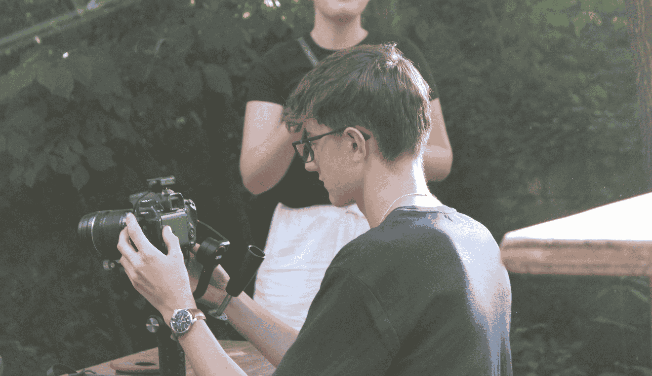 Paul hinter einer Kamera